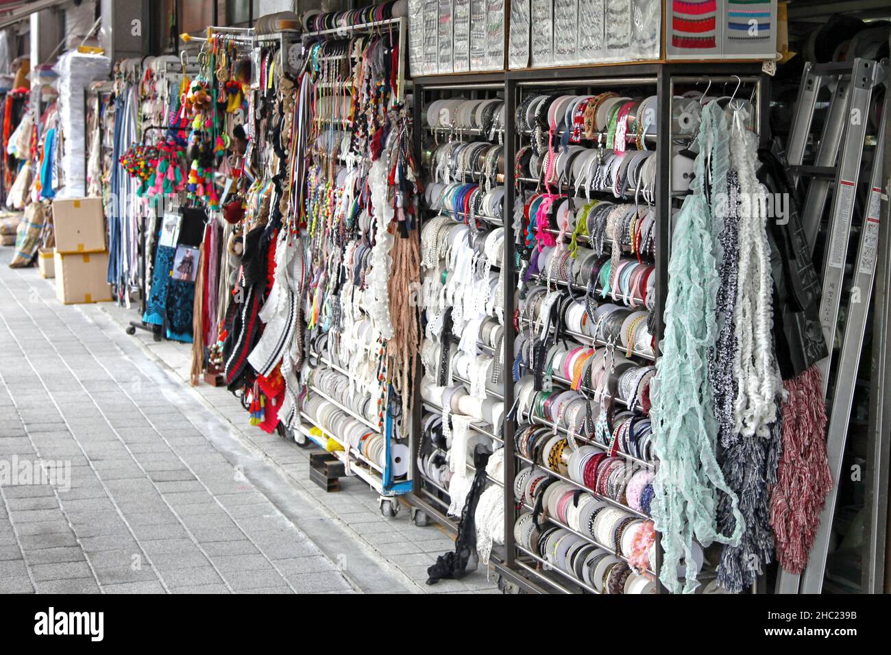 Dongdaemun Shopping Complex a Dongdaemun, Seoul, Corea del Sud. Famoso per gli accessori per l'industria dell'abbigliamento. Foto Stock