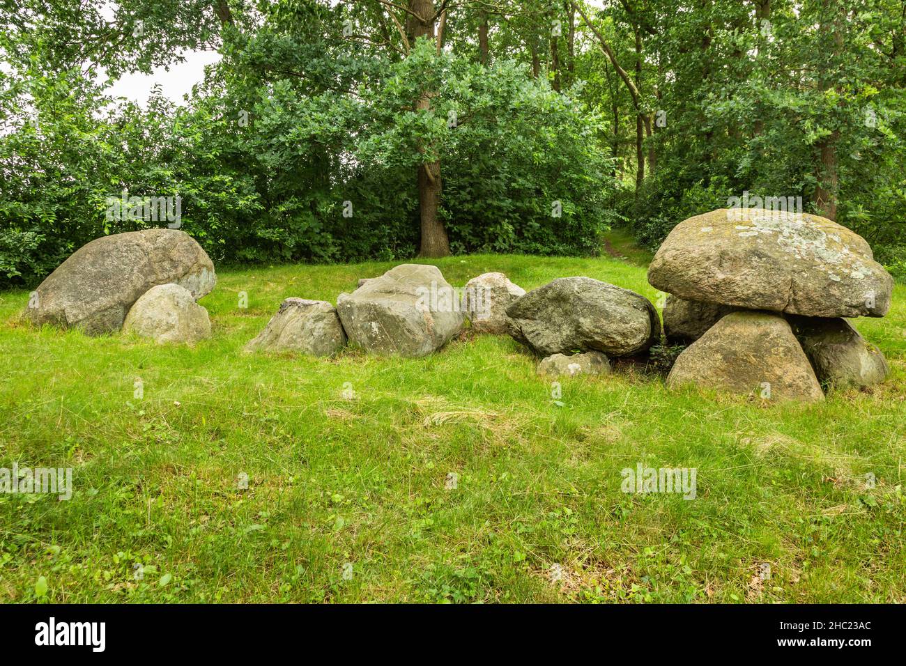 Dolmen D32 un lavoro di costruzione della nuova età della pietra nella provincia olandese di Drenthe fatto di massi portati dalla Scandinavia con ghiacciai Foto Stock