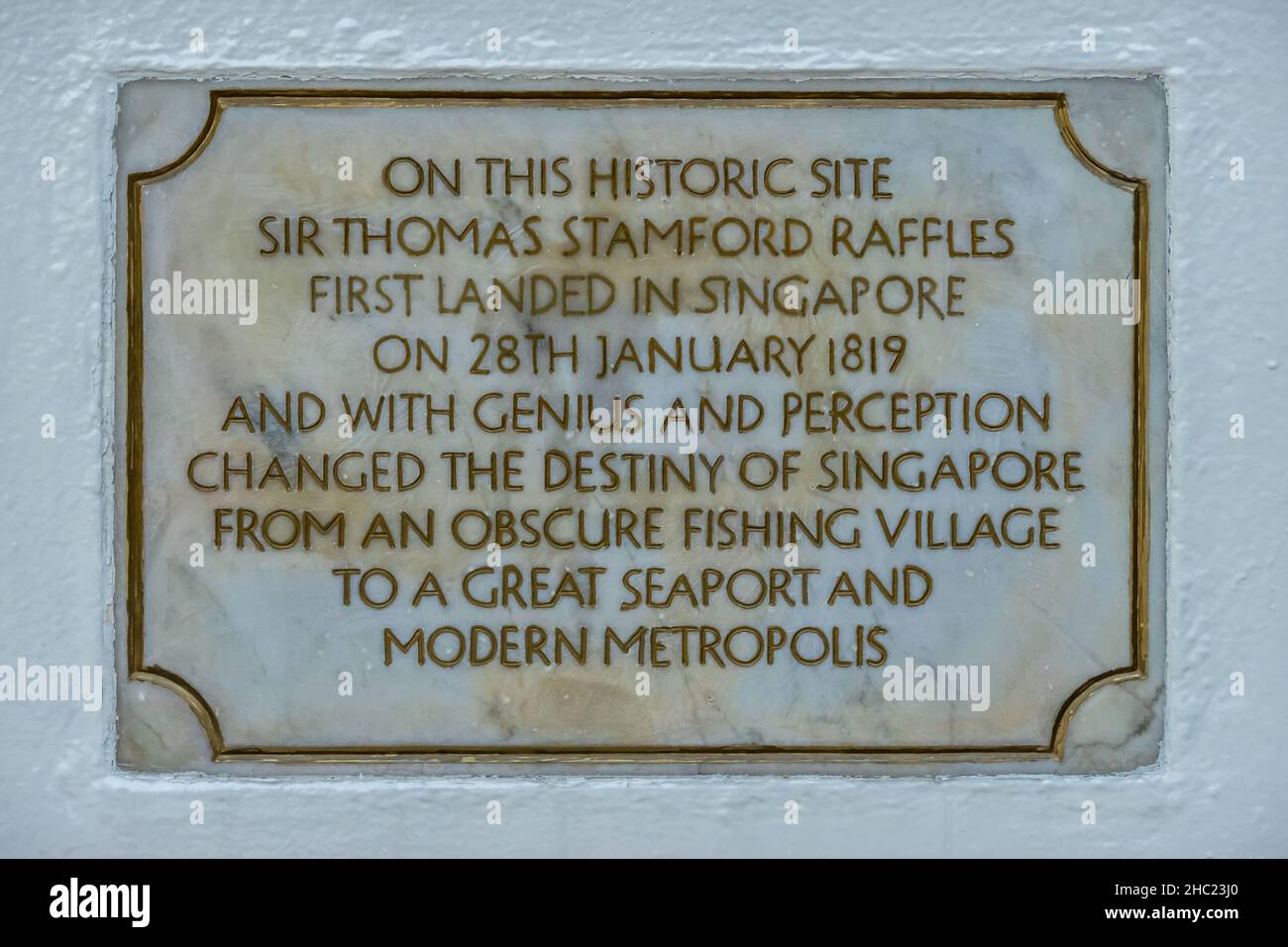 Primo piano della targa che descrive la storia di Sir Stamford Raffles sbarcati per la prima volta a Singapore. Foto Stock