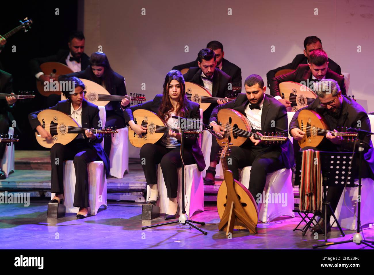 (211218) -- BAGHDAD, 18 dicembre 2021 (Xinhua) -- l'orchestra al-Oud (Lute) presenta un concerto al Teatro al-Rasheed di Baghdad, Iraq, il 17 dicembre 2021. L'orchestra si è esibita al teatro, che ha aperto il mese scorso dopo essere stata chiusa per più di 18 anni. (Xinhua/Khalil Dawood) Foto Stock