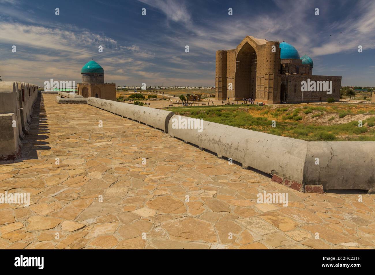 Rabia Sultan Begim e Khoja Ahmed Yasawi mausoleo in Turkistan visto dalle mura della città vecchia, Kazakhstan Foto Stock