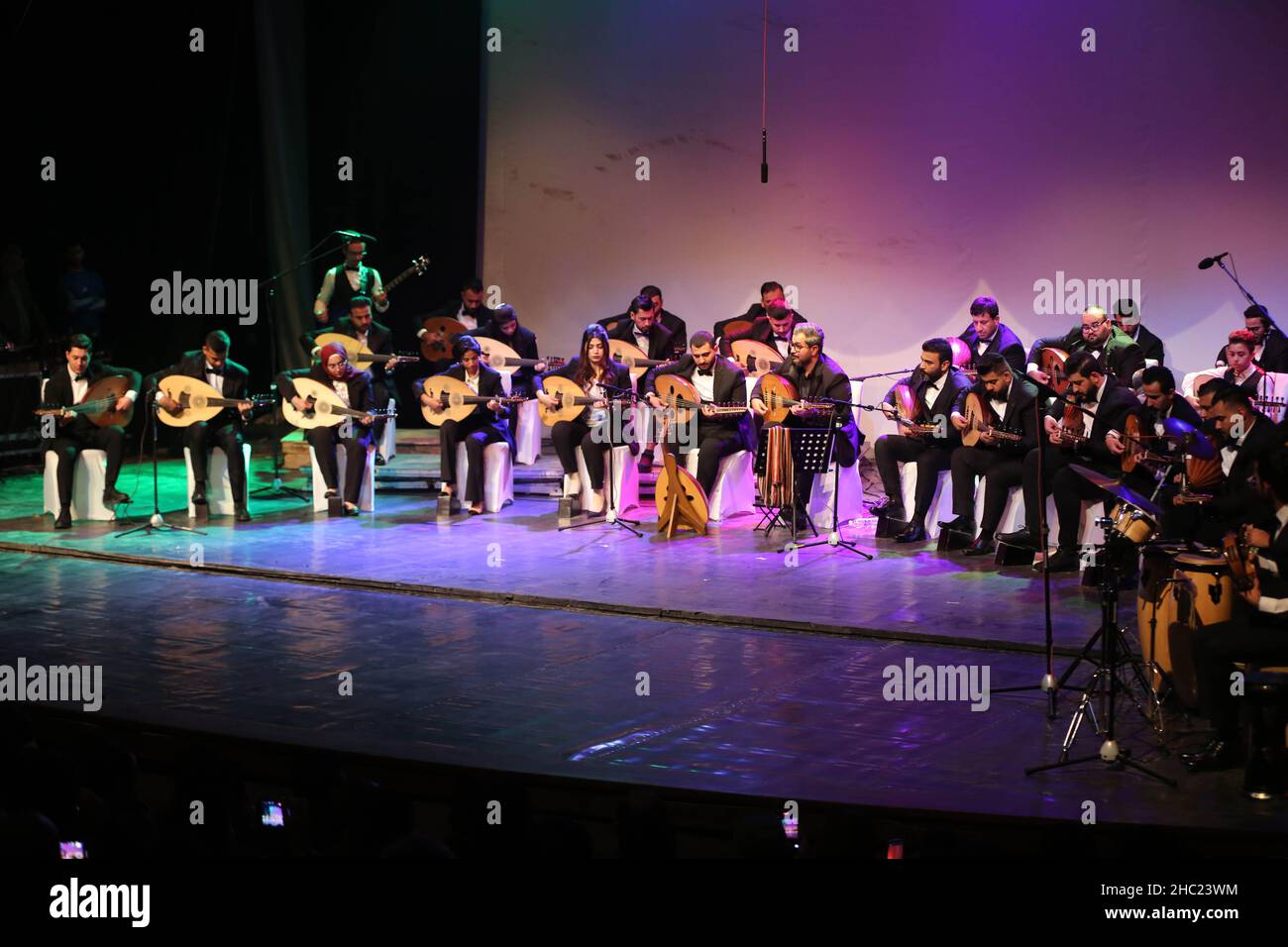 (211218) -- BAGHDAD, 18 dicembre 2021 (Xinhua) -- l'orchestra al-Oud (Lute) presenta un concerto al Teatro al-Rasheed di Baghdad, Iraq, il 17 dicembre 2021. L'orchestra si è esibita al teatro, che ha aperto il mese scorso dopo essere stata chiusa per più di 18 anni. (Xinhua/Khalil Dawood) Foto Stock