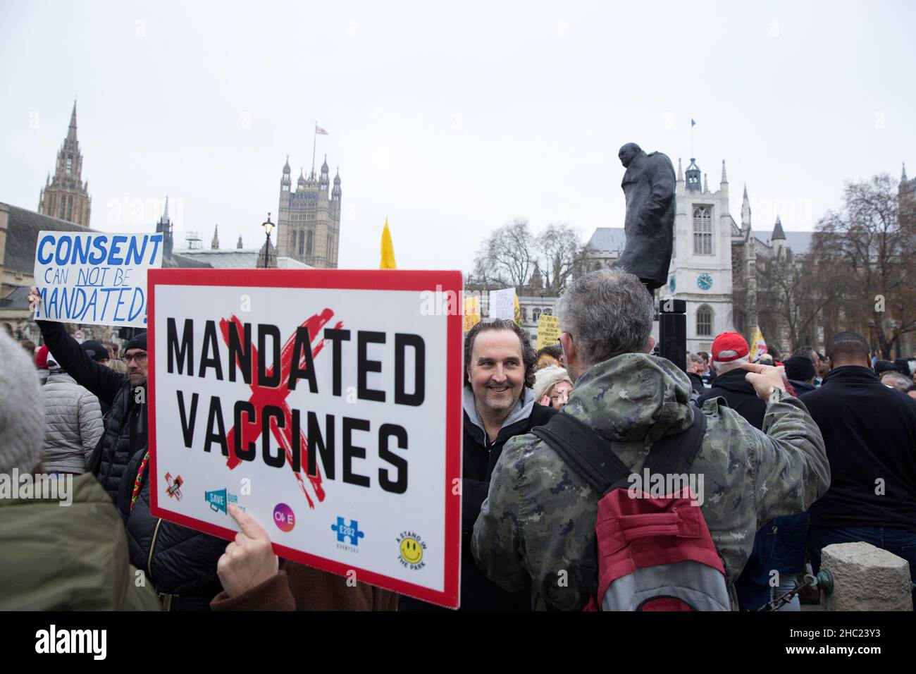 I partecipanti contro le restrizioni di Covid, come i passaporti dei vaccini, si riuniscono durante un raduno in Piazza del Parlamento e nei dintorni di Londra. Foto Stock