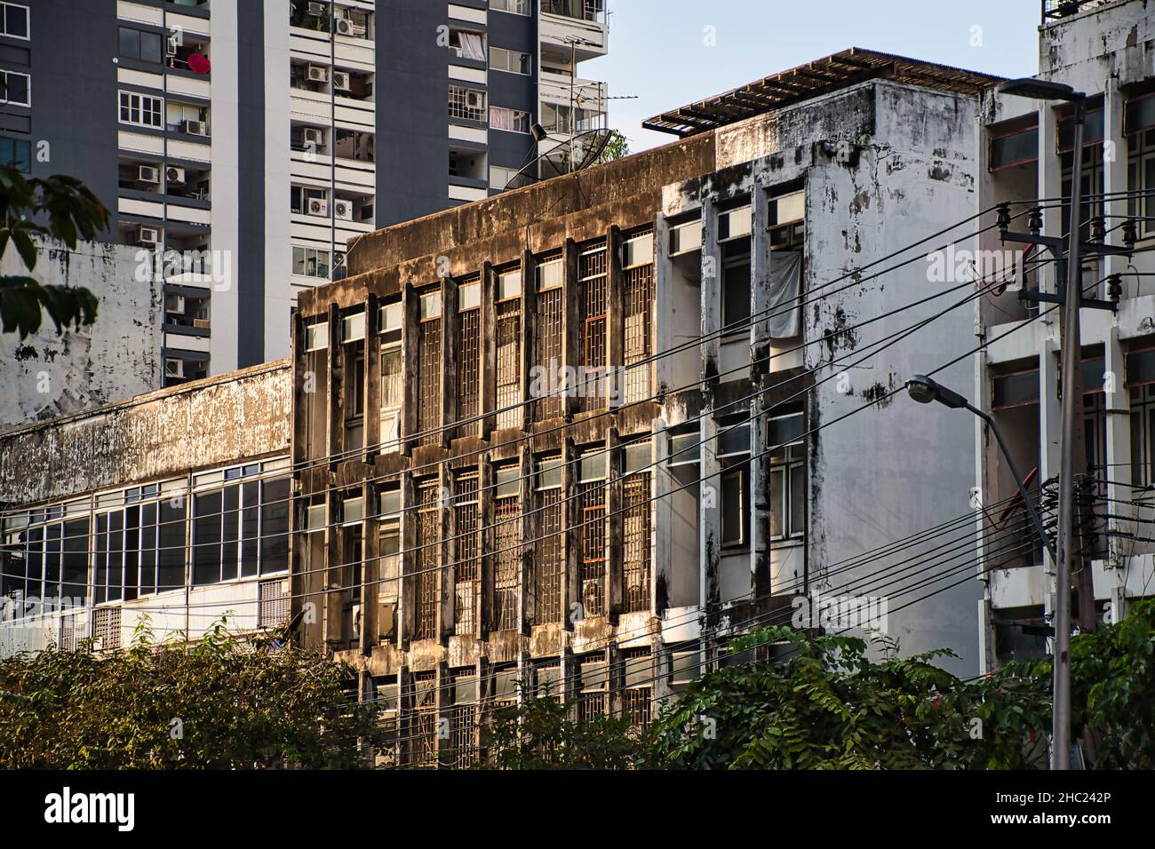 Bangkok, Thailandia 12.03.2021 Vecchio condominio nel cuore di Bangkok Foto Stock