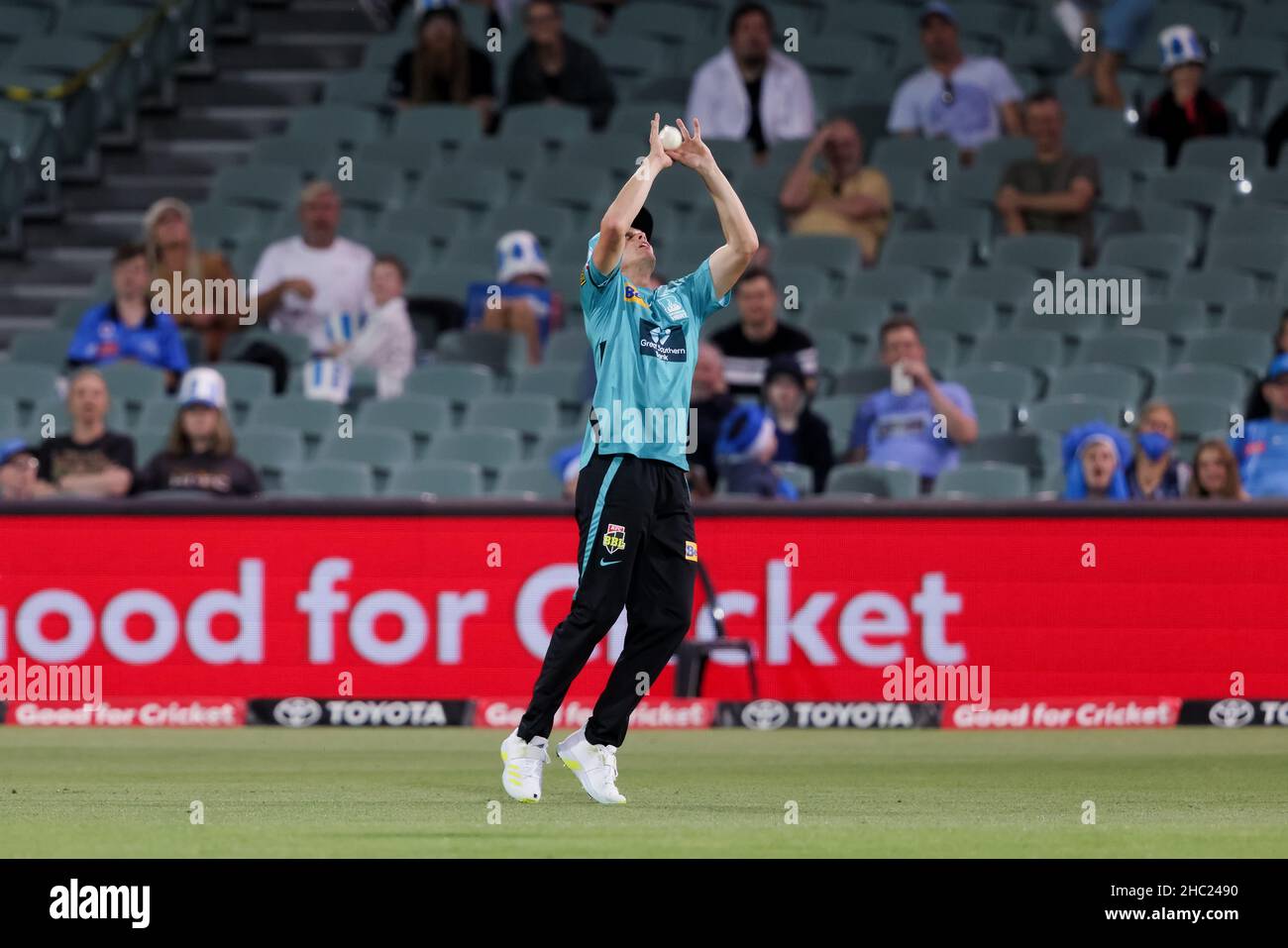 Adelaide, Australia, 23 dicembre 2021. Cameron Ginnon di Brisbane Heat ha catturato Harry Nielsen di Adelaide Strikers durante la partita di cricket della Big Bash League tra Adelaide Strikers e Brisbane Heat all'Adelaide Oval il 23 dicembre 2021 ad Adelaide, Australia. Credit: Peter Mundy/Speed Media/Alamy Live News Foto Stock