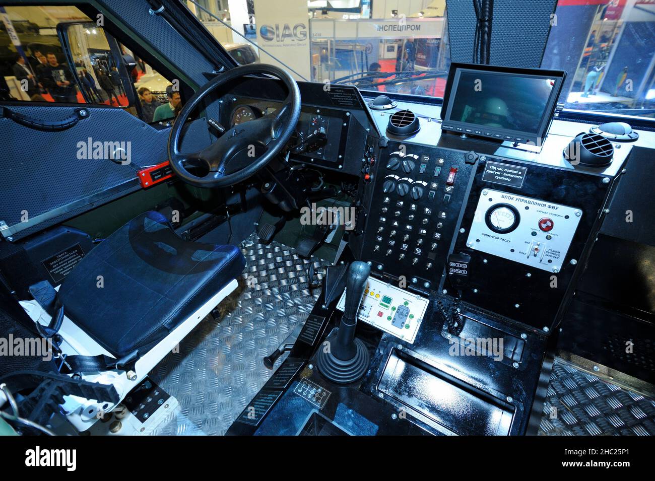 Cabina conducente-meccanico di un corazzatore Varta, Ucraina: Sedile, ruota, cruscotto. Exhibition Arms and Safety-2018. Ottobre 12, 2018. Kiev Foto Stock