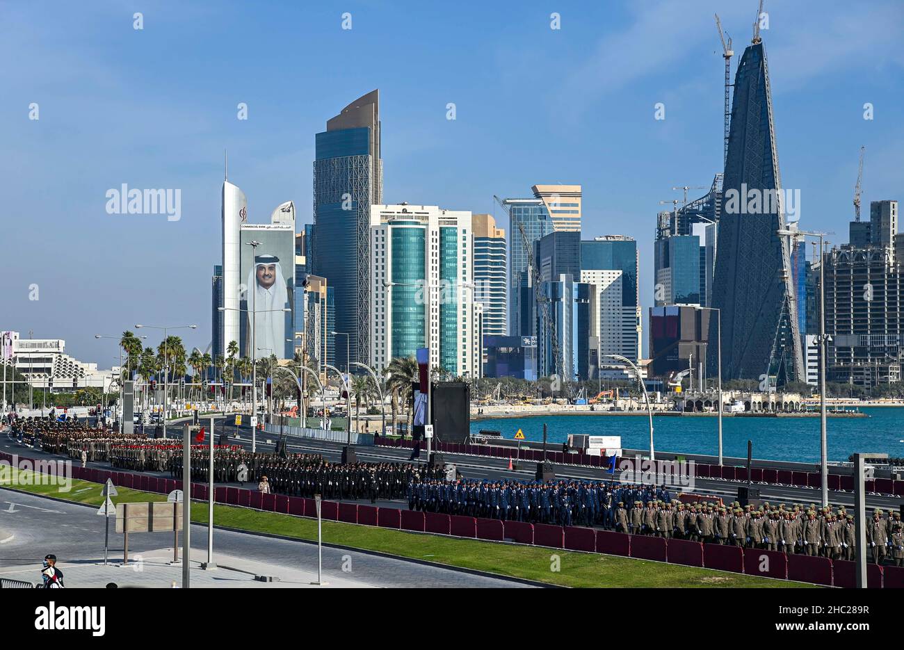 (211218) -- DOHA, 18 dicembre 2021 (Xinhua) -- Foto scattata il 18 dicembre 2021 mostra una visione generale della parata militare per celebrare la celebrazione della Giornata Nazionale del Qatar a Doha, Qatar. (Foto di Nikku/Xinhua) Foto Stock