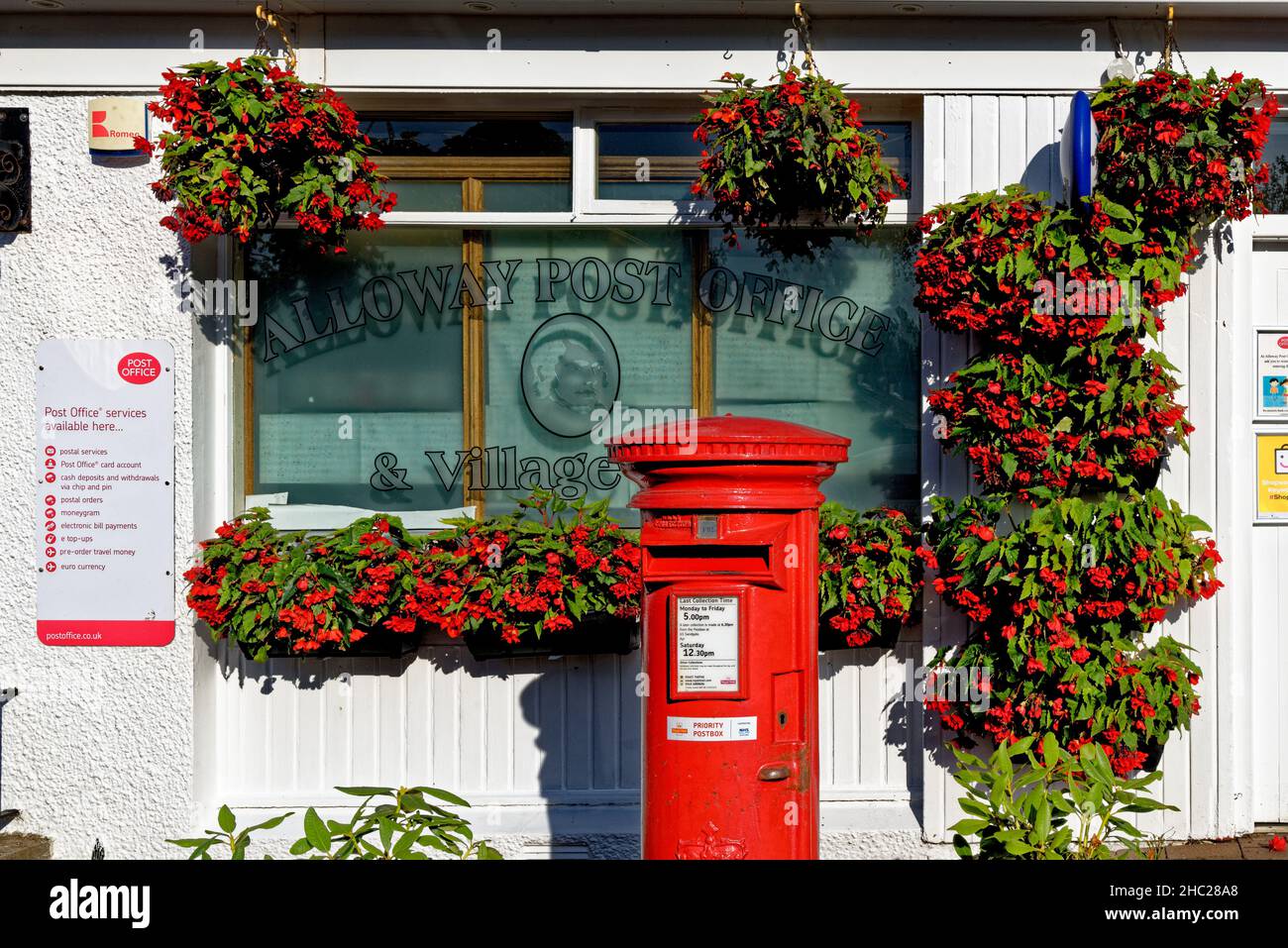 Ufficio postale e negozio del villaggio vicino ai giardini commemorativi di Robert Burns - luogo di nascita del poeta scozzese Robert Burns 1759 - 1796, Alloway, South Ayrshire, Foto Stock