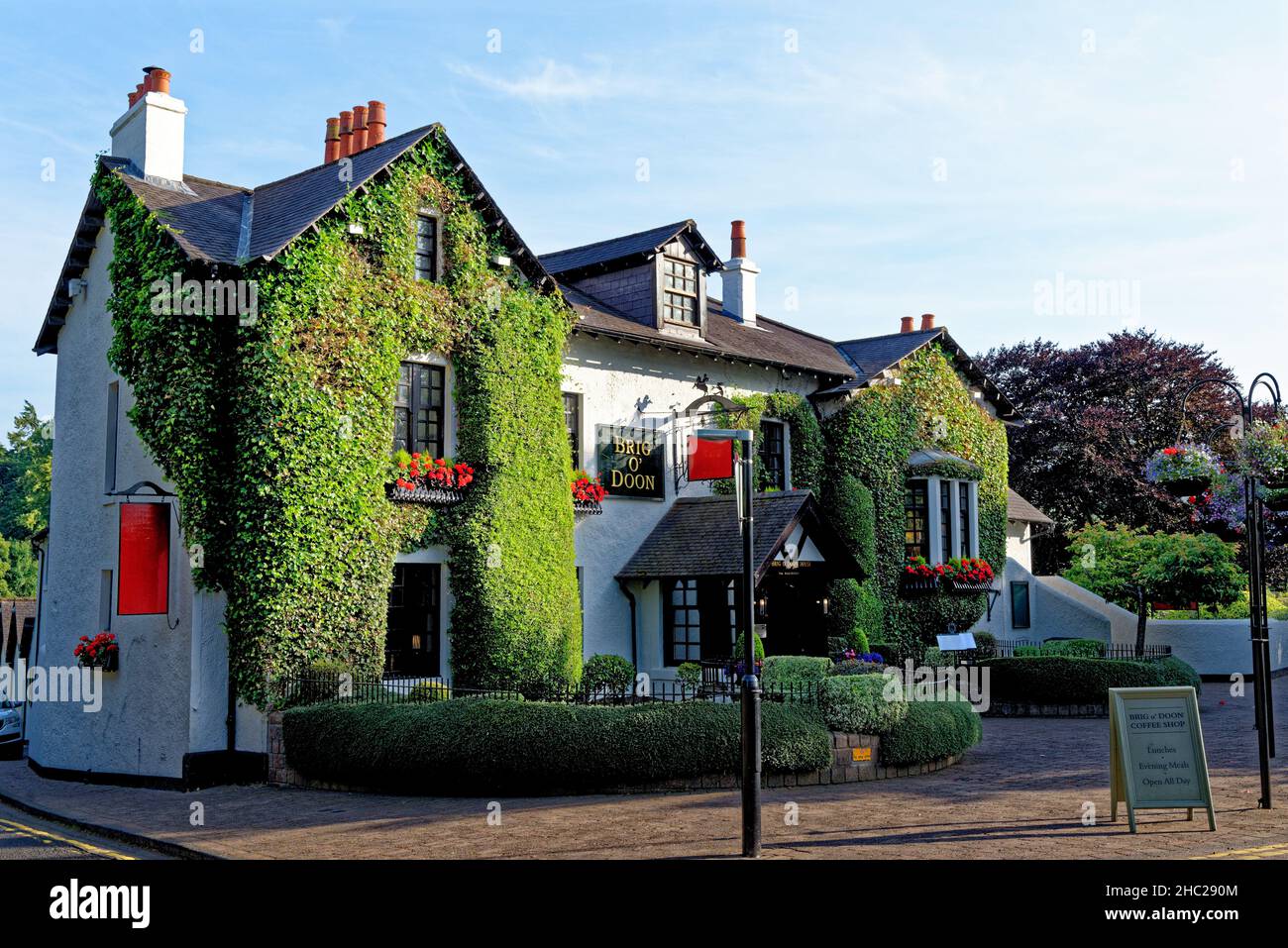 Il Briga o Doon Pub vicino ai giardini commemorativi di Robert Burns - luogo di nascita del poeta scozzese Robert Burns 1759 - 1796, Alloway, South Ayrshire, Scozia. Foto Stock