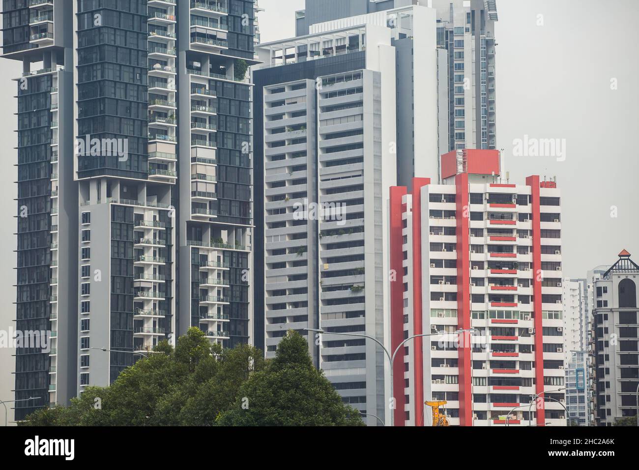 15 dicembre 2021. Il governo ha annunciato un pacchetto di misure per raffreddare i mercati privati residenziali e di rivendita HDB. Singapore. Foto Stock