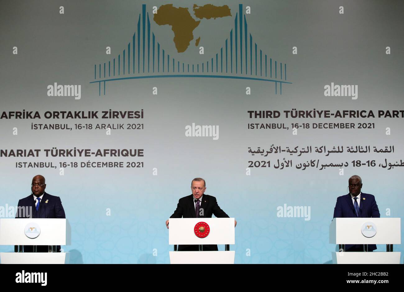 (211218) -- ISTANBUL, 18 dicembre 2021 (Xinhua) -- il presidente turco Recep Tayyip Erdogan (C) interviene a una conferenza stampa dopo il terzo vertice di partenariato Turchia-Africa tenutosi a Istanbul, Turchia, il 18 dicembre 2021. Sabato i capi della Turchia e dei paesi africani hanno convenuto di rafforzare il loro partenariato e la loro cooperazione in un'ampia gamma di settori, tra cui la pace e la sicurezza, nonché il miglioramento degli investimenti infrastrutturali in Africa. (Hangzhou) Foto Stock