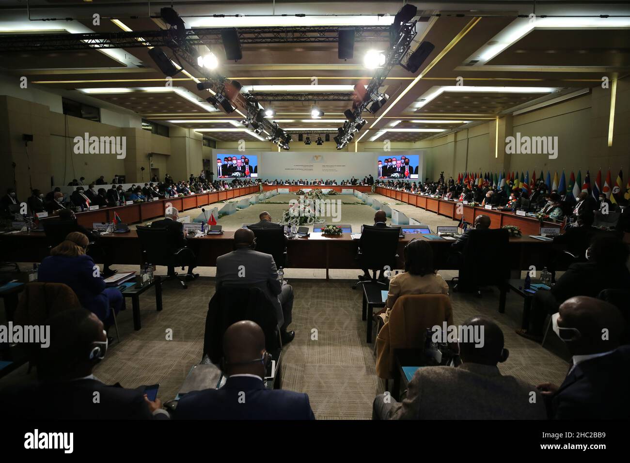 (211218) -- ISTANBUL, 18 dicembre 2021 (Xinhua) -- Foto scattata il 18 dicembre 2021 mostra una visione del terzo vertice di partenariato Turchia-Africa a Istanbul, Turchia. Sabato i capi della Turchia e dei paesi africani hanno convenuto di rafforzare il loro partenariato e la loro cooperazione in un'ampia gamma di settori, tra cui la pace e la sicurezza, nonché il miglioramento degli investimenti infrastrutturali in Africa. (Hangzhou) Foto Stock