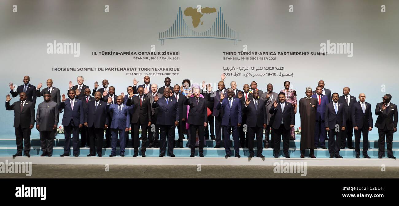 (211218) -- ISTANBUL, 18 dicembre 2021 (Xinhua) -- i leader partecipanti pongono per una foto di gruppo al terzo vertice del partenariato Turchia-Africa a Istanbul, Turchia, il 18 dicembre 2021. Sabato i capi della Turchia e dei paesi africani hanno convenuto di rafforzare il loro partenariato e la loro cooperazione in un'ampia gamma di settori, tra cui la pace e la sicurezza, nonché il miglioramento degli investimenti infrastrutturali in Africa. (Hangzhou) Foto Stock