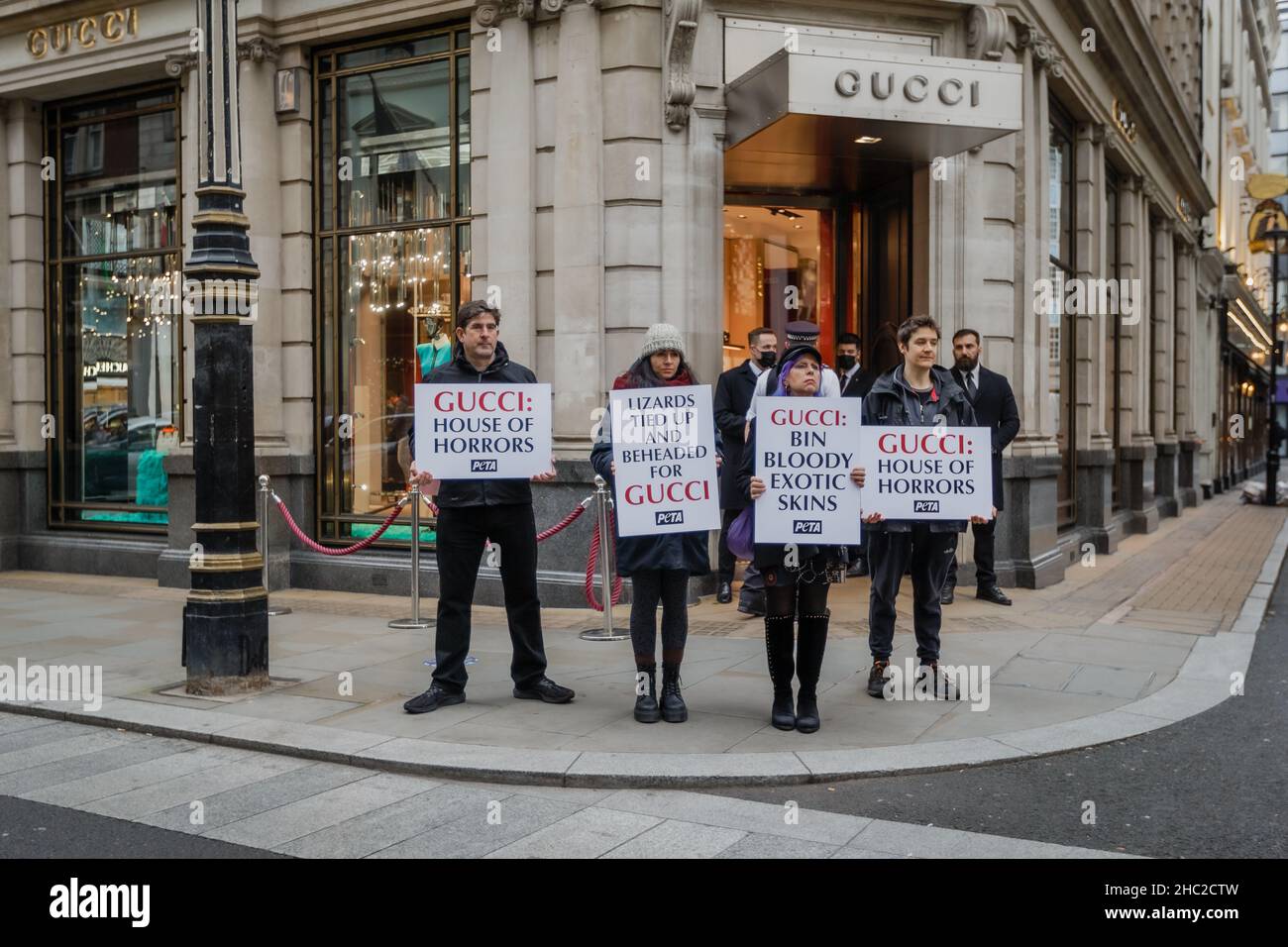 I manifestanti DI PETA fuori dal negozio GUCCI di Londra. Foto Stock