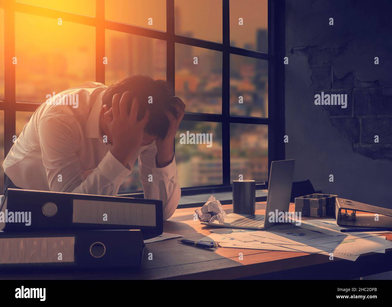 Uomini d'affari che sono stressati e preoccupati di commettere errori al lavoro crisi economica e andare in bancarotta Foto Stock