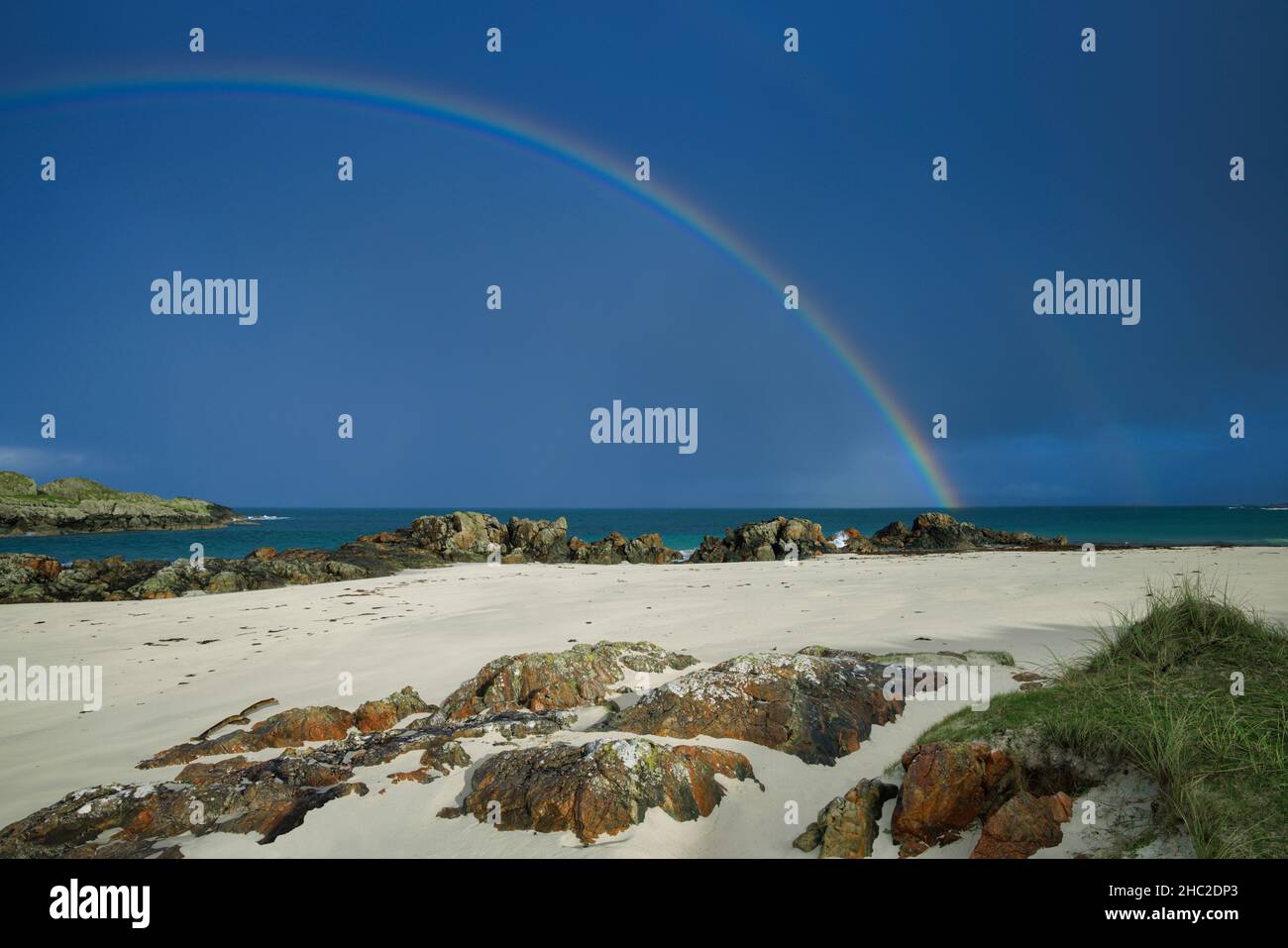 Arcobaleno sopra Traigh una spiaggia di t-Suidhe, Isola di Iona. Foto Stock