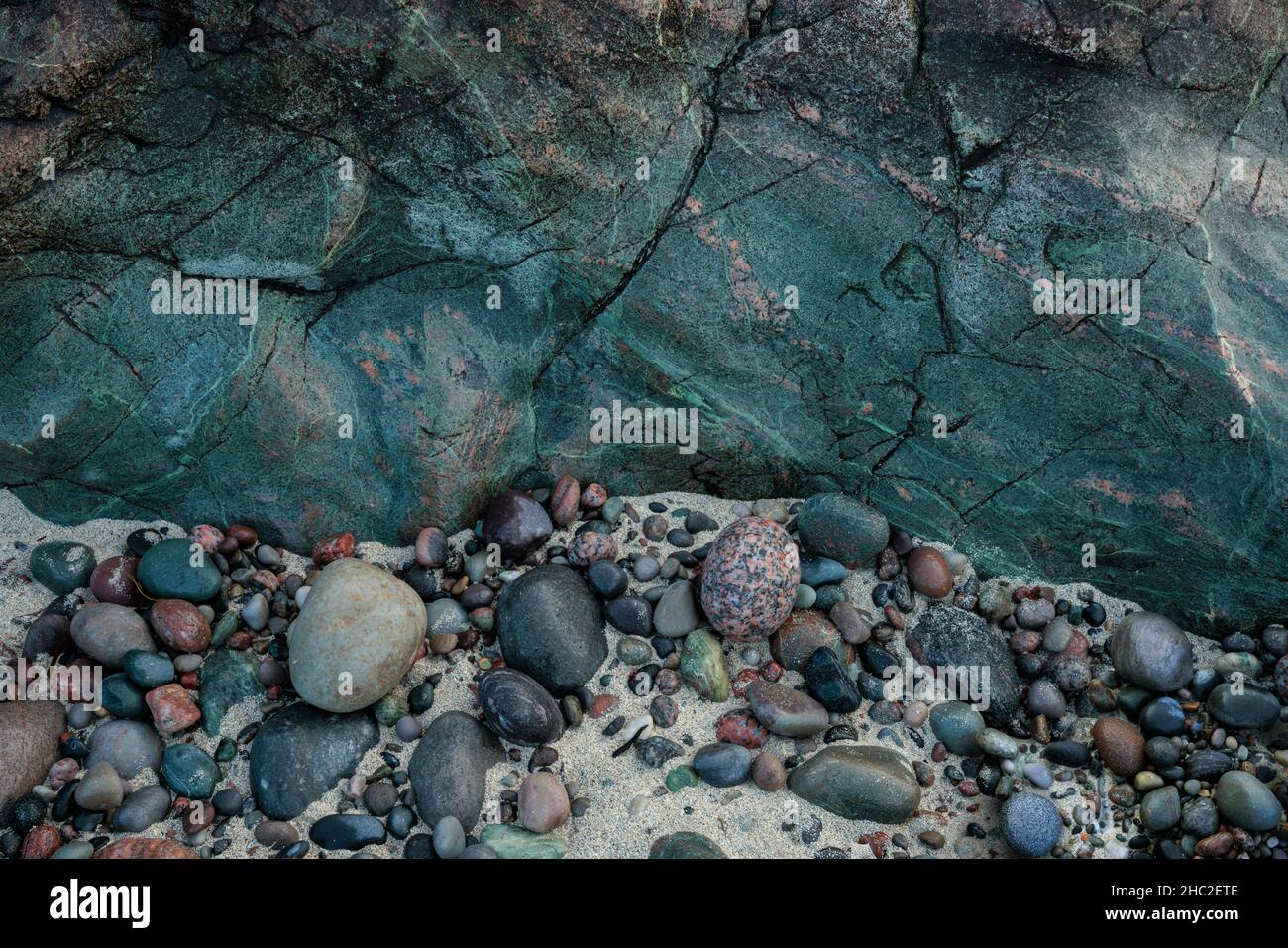 Rocce e ciottoli dai colori vivaci sull'isola di Iona. Foto Stock