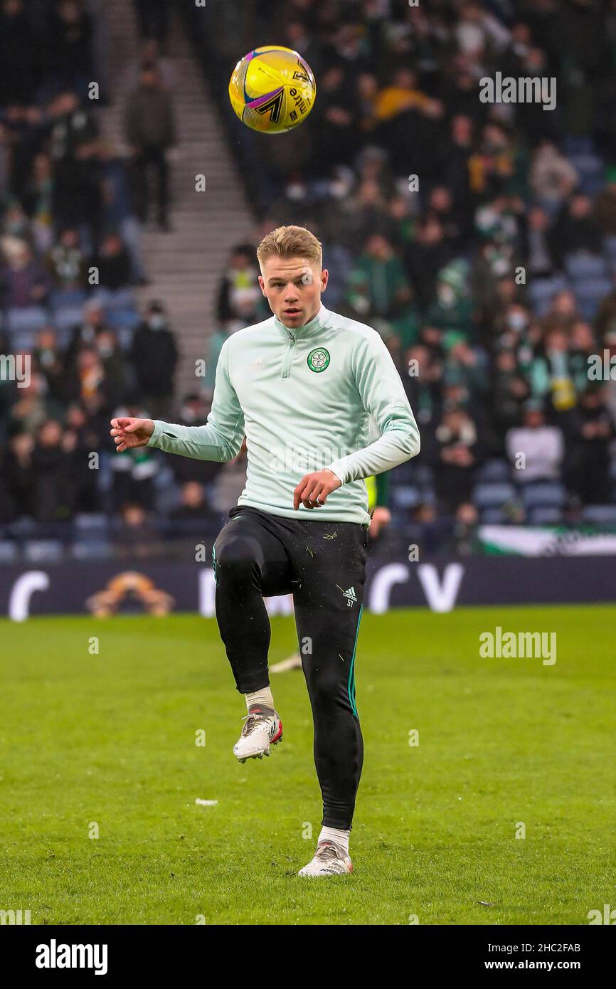 STEPHEN WELSH, calciatore, suona per il Celtic FC, durante una sessione di riscaldamento a Hampden Park, Glasgow, Scozia, Regno Unito Foto Stock