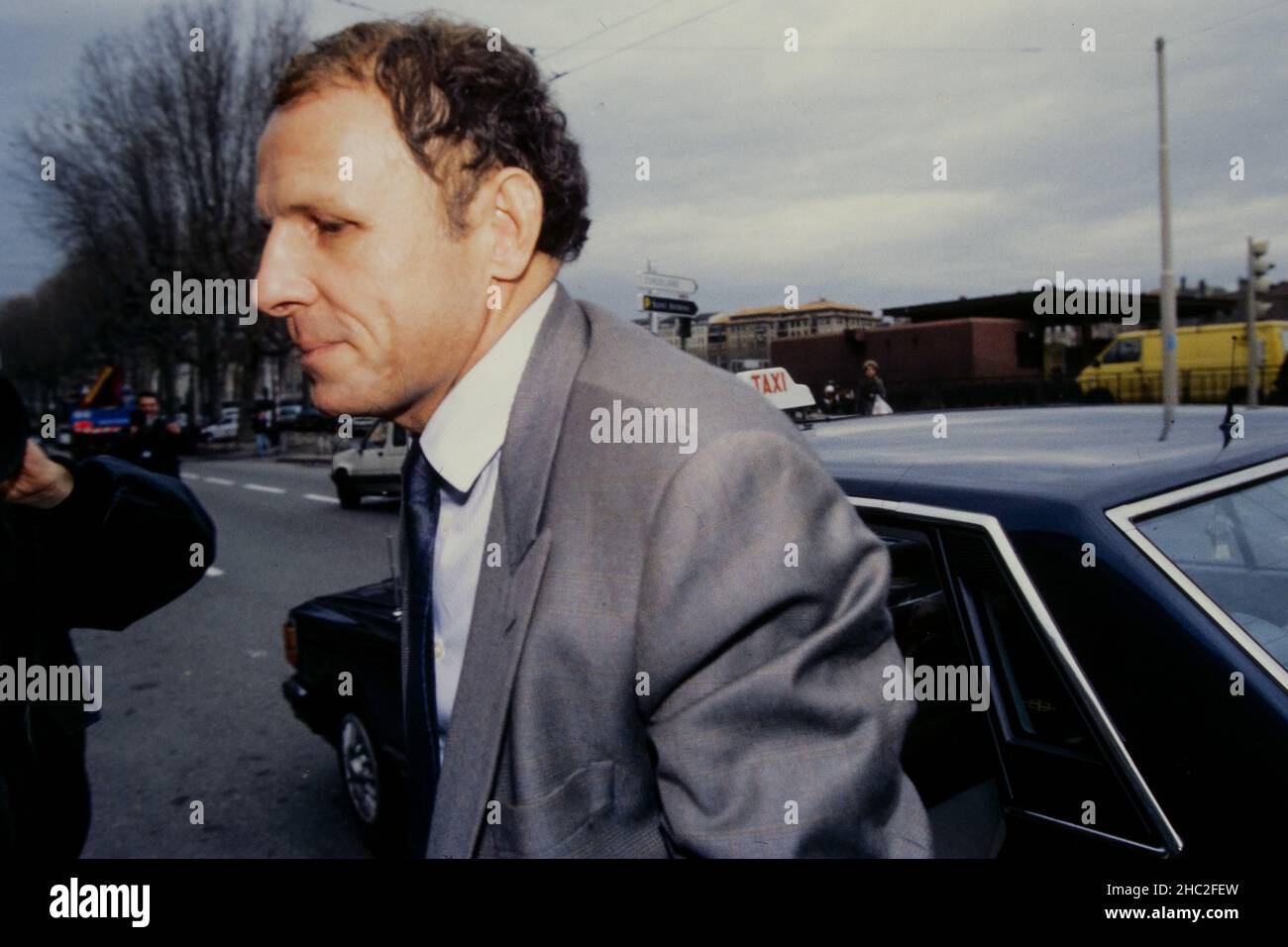 Archivi 90ies: Il giornalista francese Patrick Poivre d'Arvor arriva a corte per testimoniare al processo Michel Noir, Lione, Francia Centro-Orientale Foto Stock