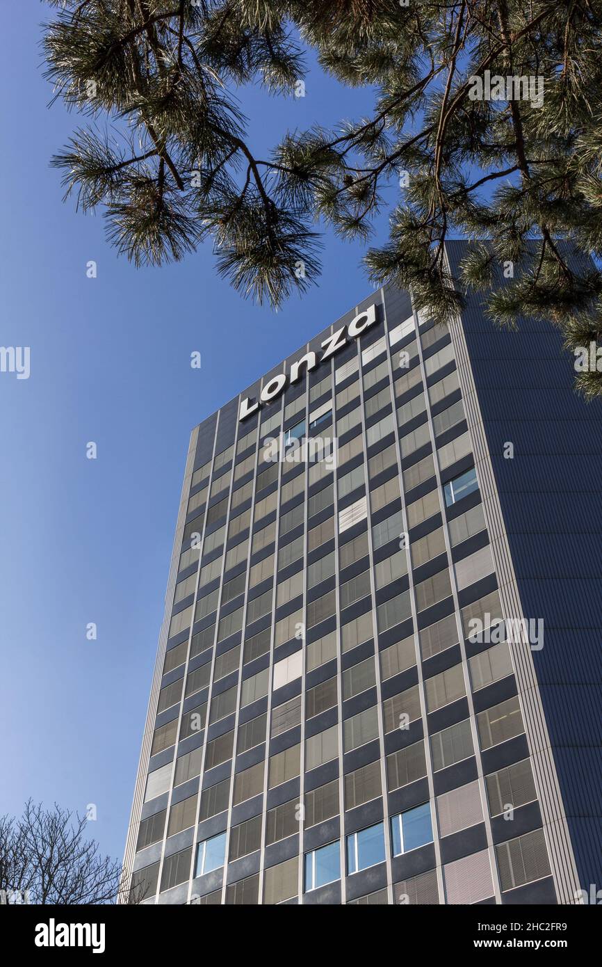 Basilea, Svizzera - 24 novembre 2020: Sede della Lonza. Lonza è una multinazionale svizzera, chimica e biotecnologia enterprice. Foto Stock