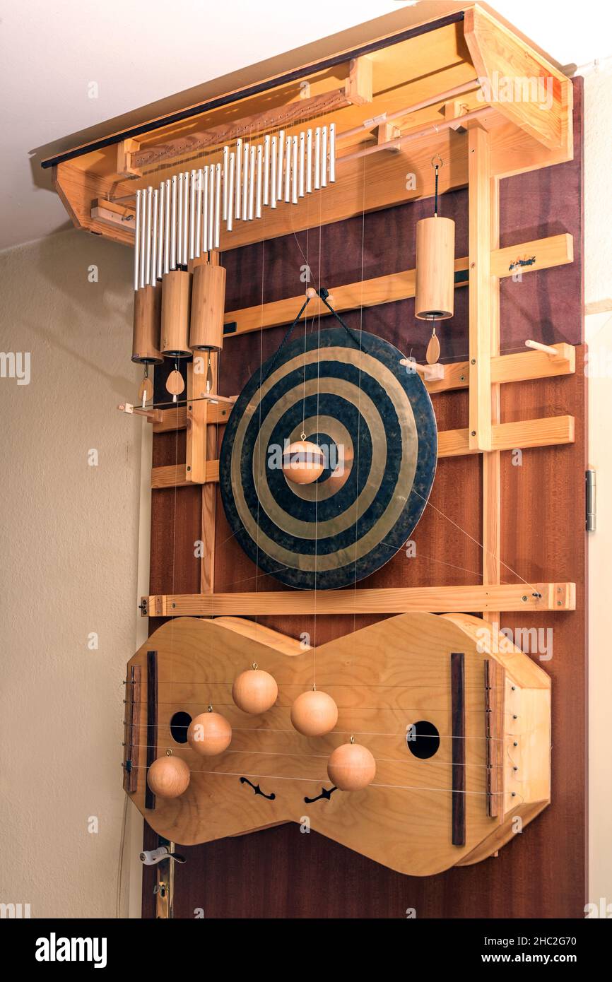 Arpa porta di un musicista, strumento musicale con vari dispositivi sonori sintonizzati come archi, gong, tubi di metallo e legno, che sono colpiti casualmente Foto Stock