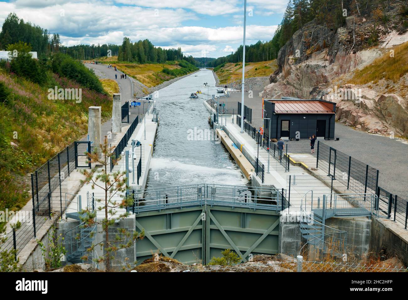 Kouvola, Finlandia - 5 agosto 2021: Canale di Kimola tra laghi. La porta d'accesso è aperta per le barche che vanno comunque. Foto Stock