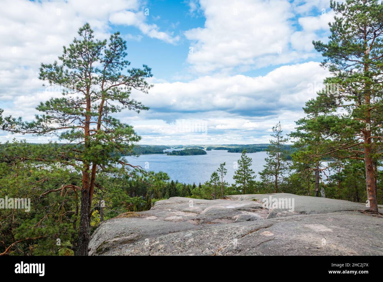 Splendida vista sul lago di Pyhajarvi dalla montagna Hiidenvuori sull'isola di Hiidensaari, Finlandia Foto Stock