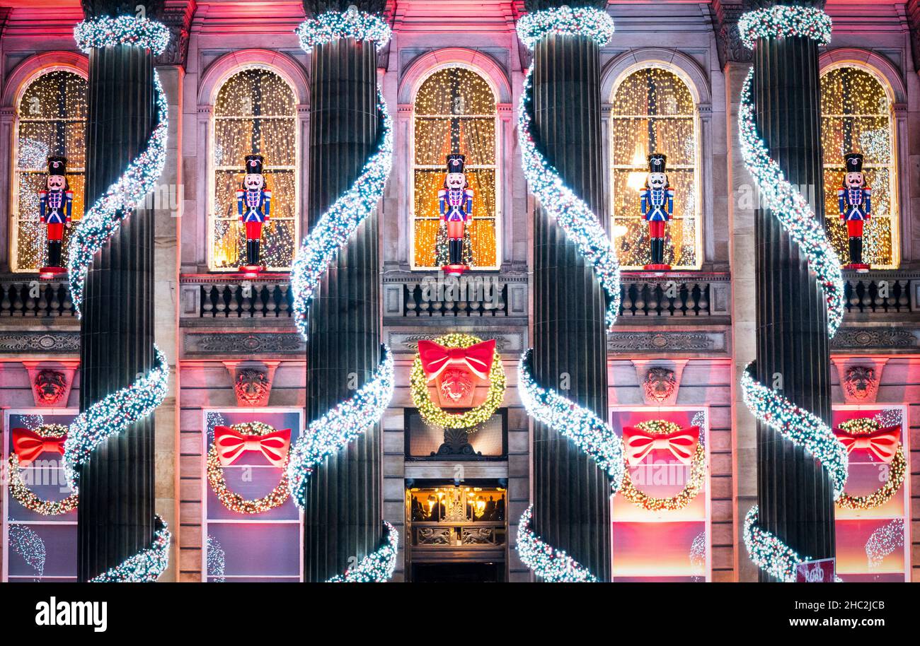 Luci di Natale fuori dal Duomo in George Street, Edimburgo. Data immagine: Giovedì 23 dicembre 2021. Foto Stock
