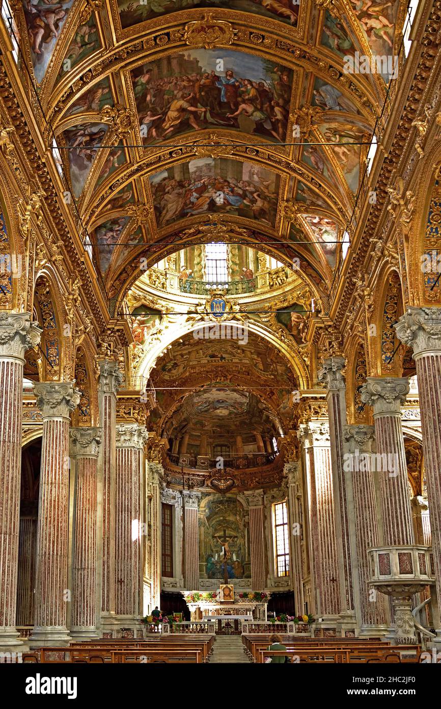 La Basilica della Santissima Annunziata del Vastato è una cattedrale cattolica di Genova, Italia, la decorazione ha impiegato i maggiori studi barocchi e artisti di Genova nel 17th secolo. Foto Stock