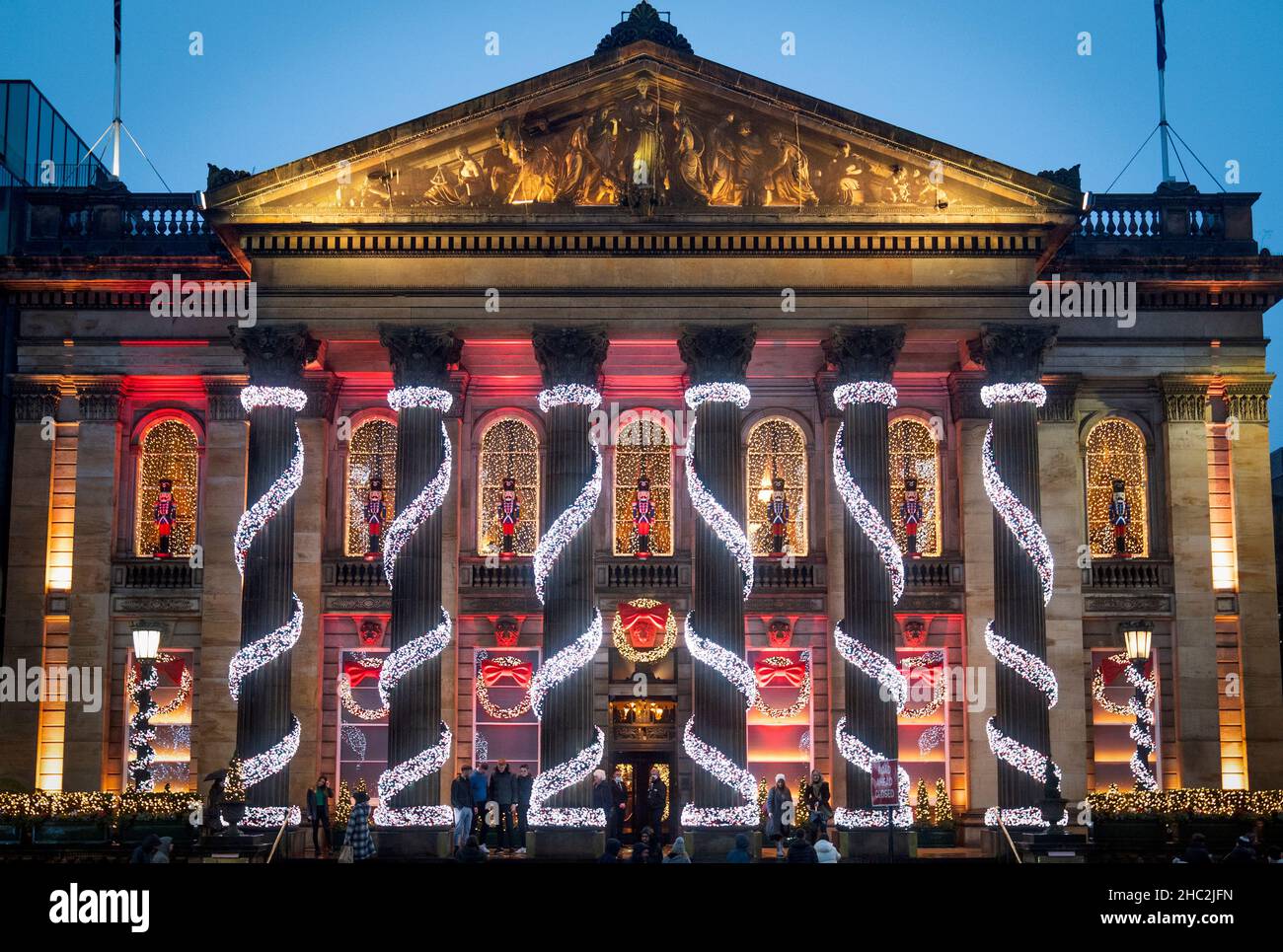 Luci di Natale fuori dal Duomo in George Street, Edimburgo. Data immagine: Giovedì 23 dicembre 2021. Foto Stock