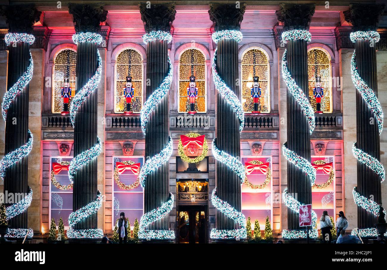Luci di Natale fuori dal Duomo in George Street, Edimburgo. Data immagine: Giovedì 23 dicembre 2021. Foto Stock