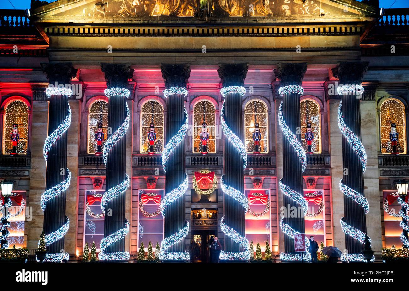 Luci di Natale fuori dal Duomo in George Street, Edimburgo. Data immagine: Giovedì 23 dicembre 2021. Foto Stock