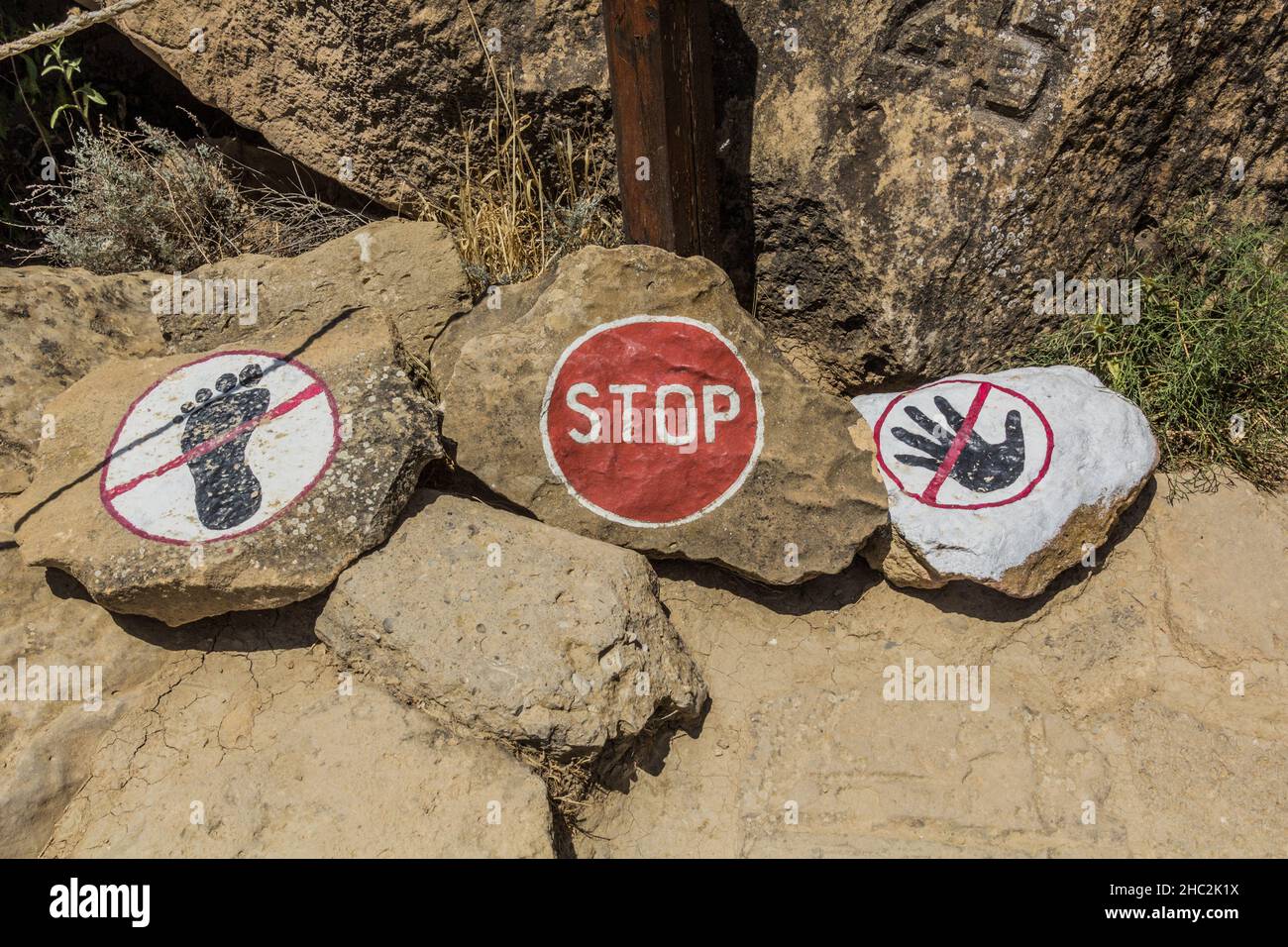 Nessuna entrata e nessun segno di contatto in Gobustan Petroglyph Reserve, Azerbaijan Foto Stock