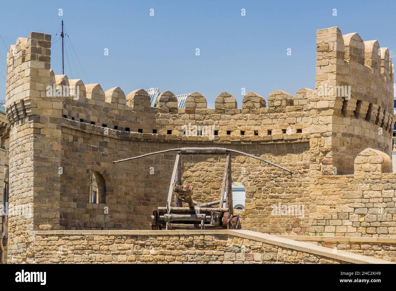 Catapulta alle mura della fortificazione della città vecchia di Baku, Azerbaigian Foto Stock