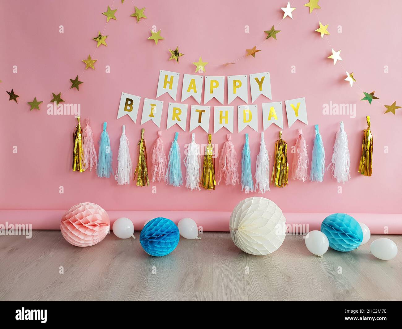 L'arredamento rosa del compleanno per la ragazza con palloncini di carta, ghirlande, pomposi. Foto Stock