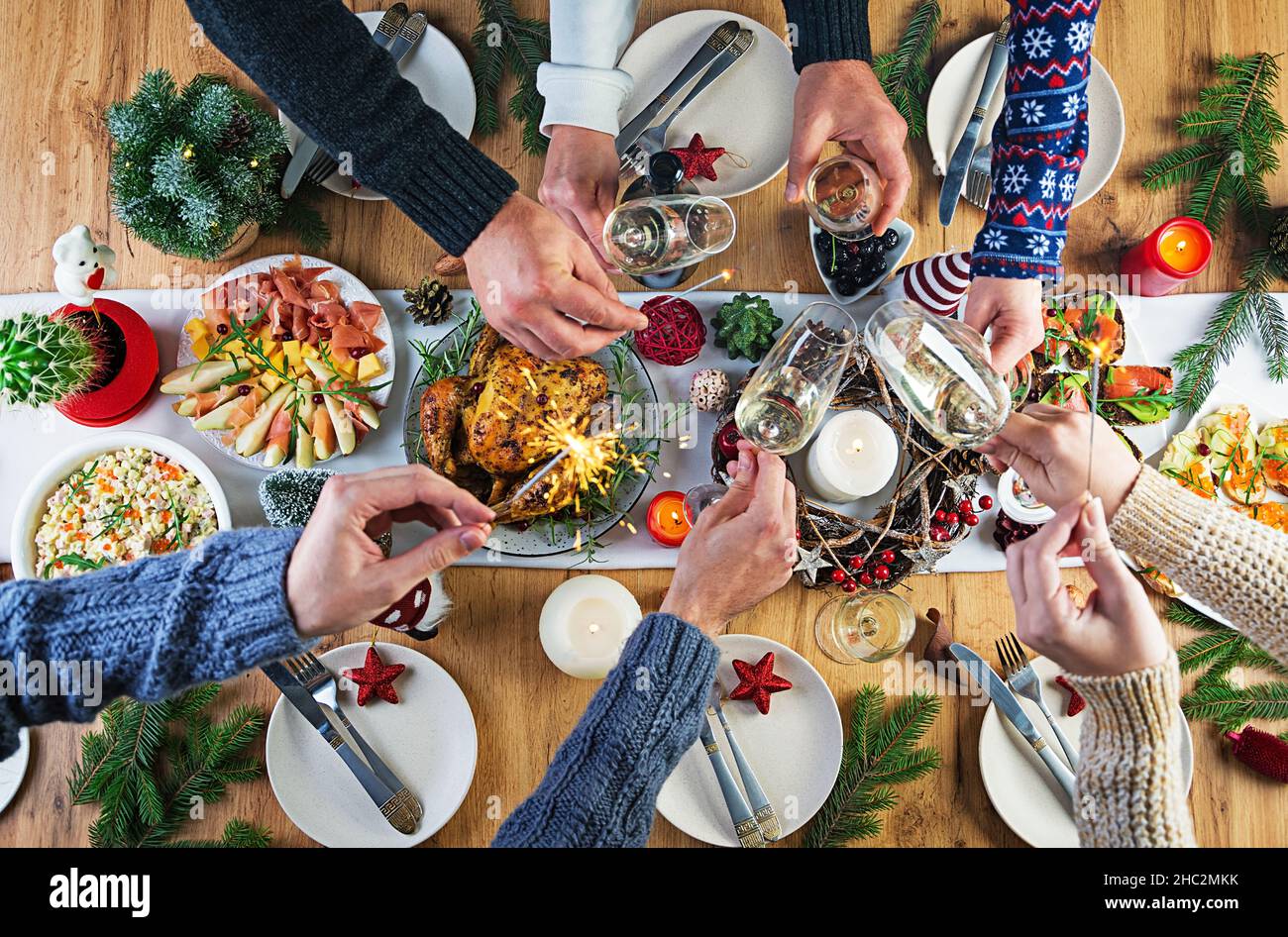 La Turchia al forno. Cena di Natale. La tavola del Natale è servita con una Turchia, decorate con colori luminosi tinsel e candele. Pollo fritto, tabella. Famiglia d Foto Stock