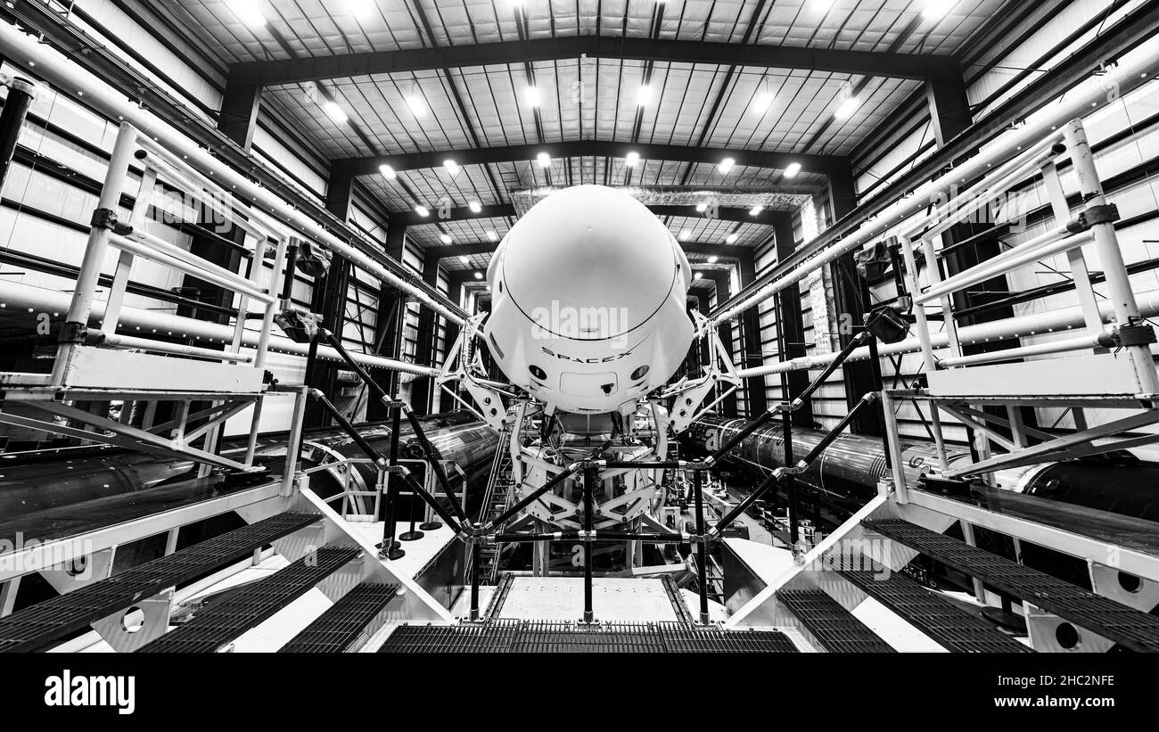 Preparazione al lancio dello spazio. SpaceX Crew Dragon, in cima al razzo Falcon 9, all'interno dell'hangar , poco prima di lanciarsi al launchpad. Elementi o Foto Stock