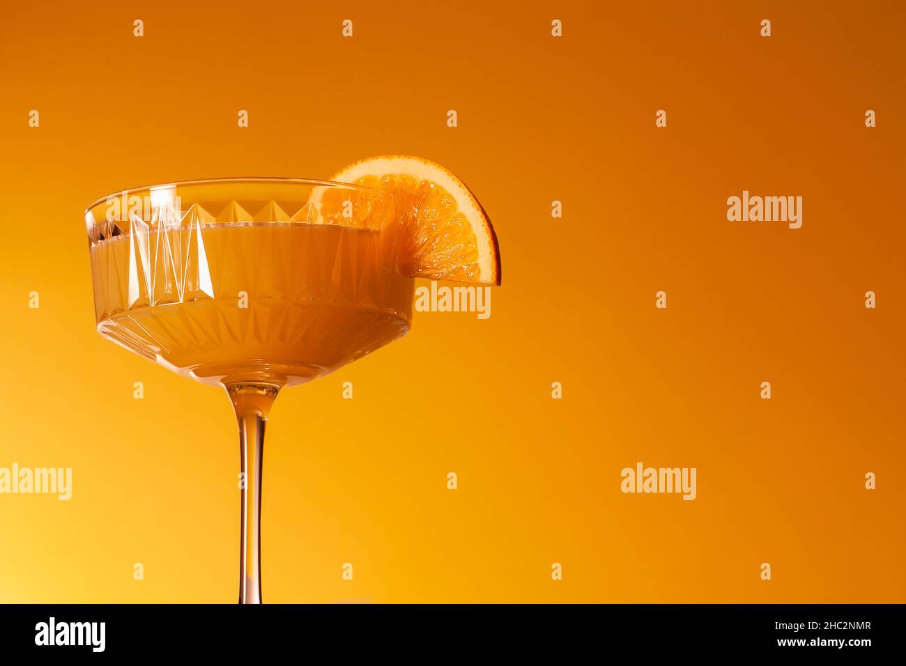 Bicchiere di cocktail mimosa senza alcol alla frutta vegana. Rinfrescante mocktail di arancio festivo. Orientamento orizzontale, spazio di copia Foto Stock