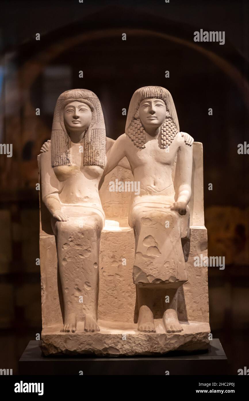 Museo Egizio, Torino, Italia, Statua dell'artigiano Pendua e della moglie Nefertari, pietra calcarea, nuovo Regno, diciannovesima dinastia, verticale Foto Stock
