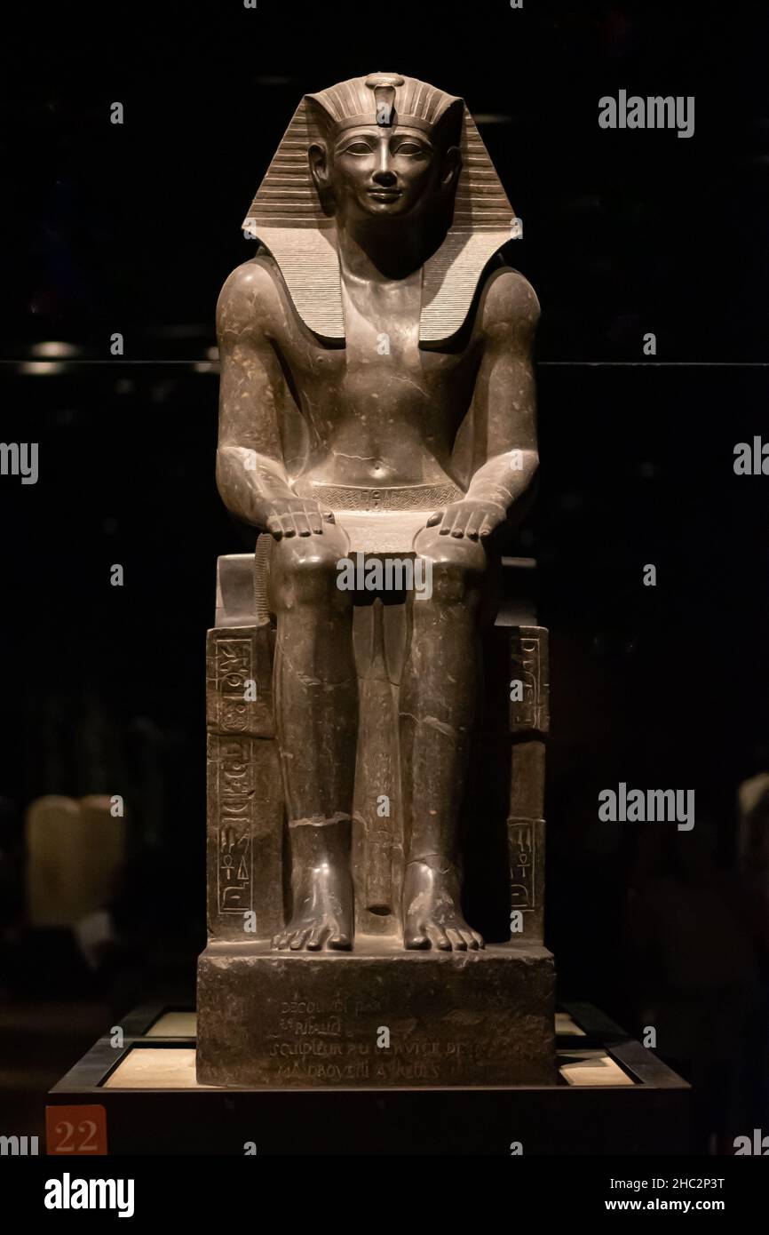 Museo Egizio, Torino, Italia, Statua del re Tuthmosis III, pietra, grandiorite, nuovo Regno, diciottesima dinastia, verticale Foto Stock