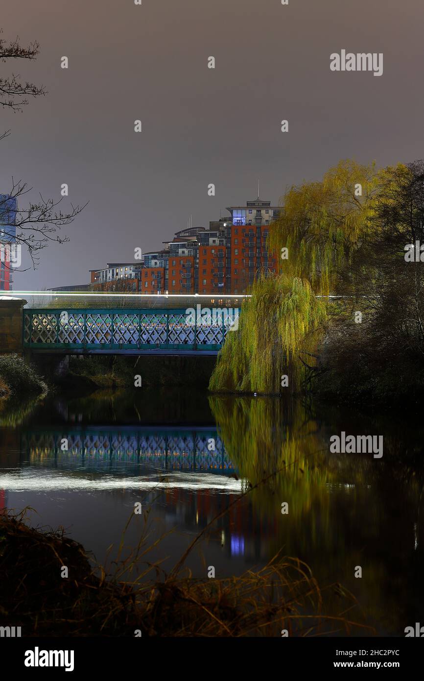 Riflessioni nel fiume Aire di City Island appartamenti e Whitehall Bridge nel centro di Leeds Foto Stock