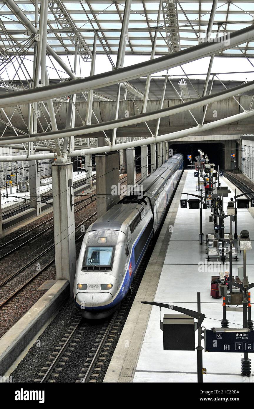 Treno TGV in aeroporto Roissy Charles de Gaulle alla stazione ferroviaria, Parigi, Francia Foto Stock