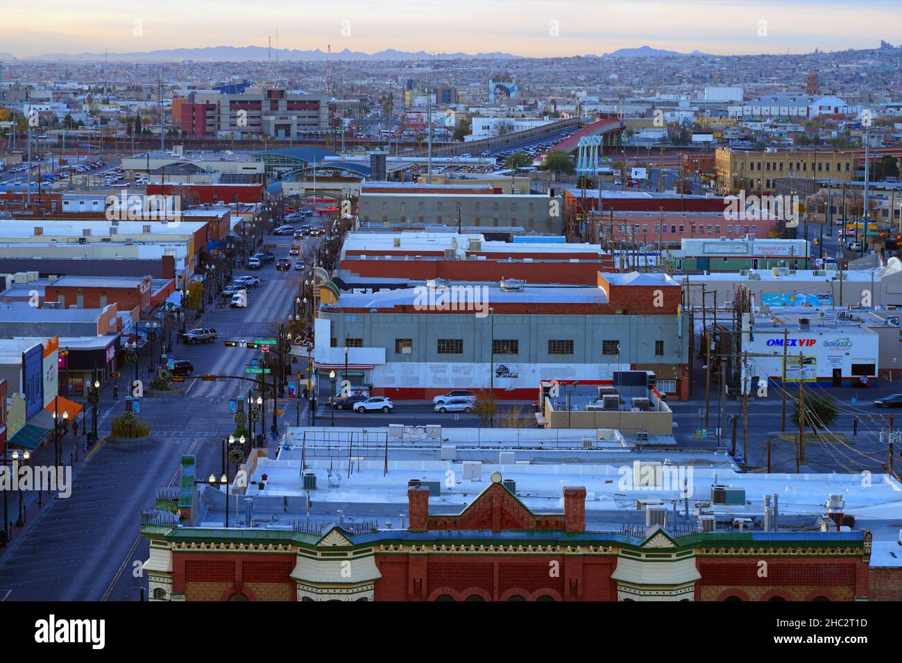 EL PASO, TX -15 DEC 2021- Vista del confine meridionale tra gli Stati Uniti e il Messico a El Paso, Texas, con Ciudad Juarez, Messico nel backgro Foto Stock
