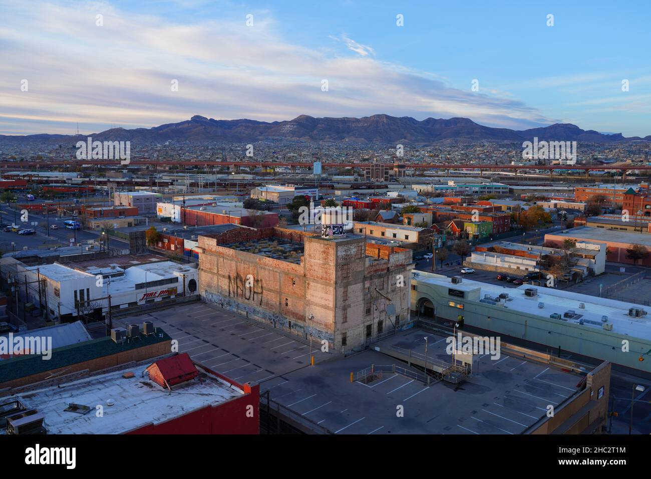 EL PASO, TX -15 DEC 2021- Vista del confine meridionale tra gli Stati Uniti e il Messico a El Paso, Texas, con Ciudad Juarez, Messico nel backgro Foto Stock