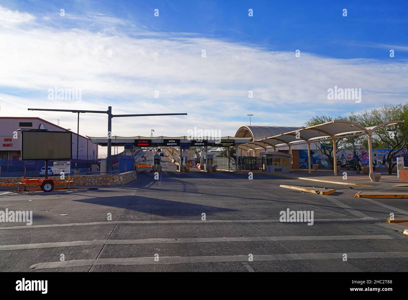 EL PASO, TX -15 DEC 2021- Vista del muro al confine meridionale tra gli Stati Uniti e il Messico a El Paso, Texas, con Ciudad Juarez, Messico. Foto Stock