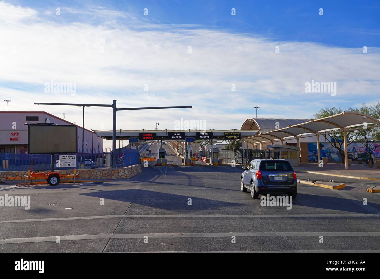 EL PASO, TX -15 DEC 2021- Vista del muro al confine meridionale tra gli Stati Uniti e il Messico a El Paso, Texas, con Ciudad Juarez, Messico. Foto Stock
