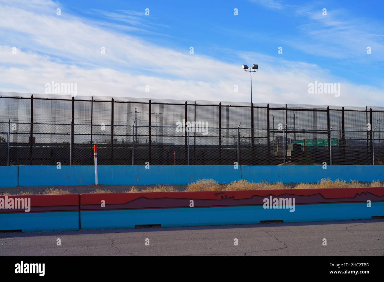 EL PASO, TX -15 DEC 2021- Vista del muro al confine meridionale tra gli Stati Uniti e il Messico a El Paso, Texas, con Ciudad Juarez, Messico. Foto Stock