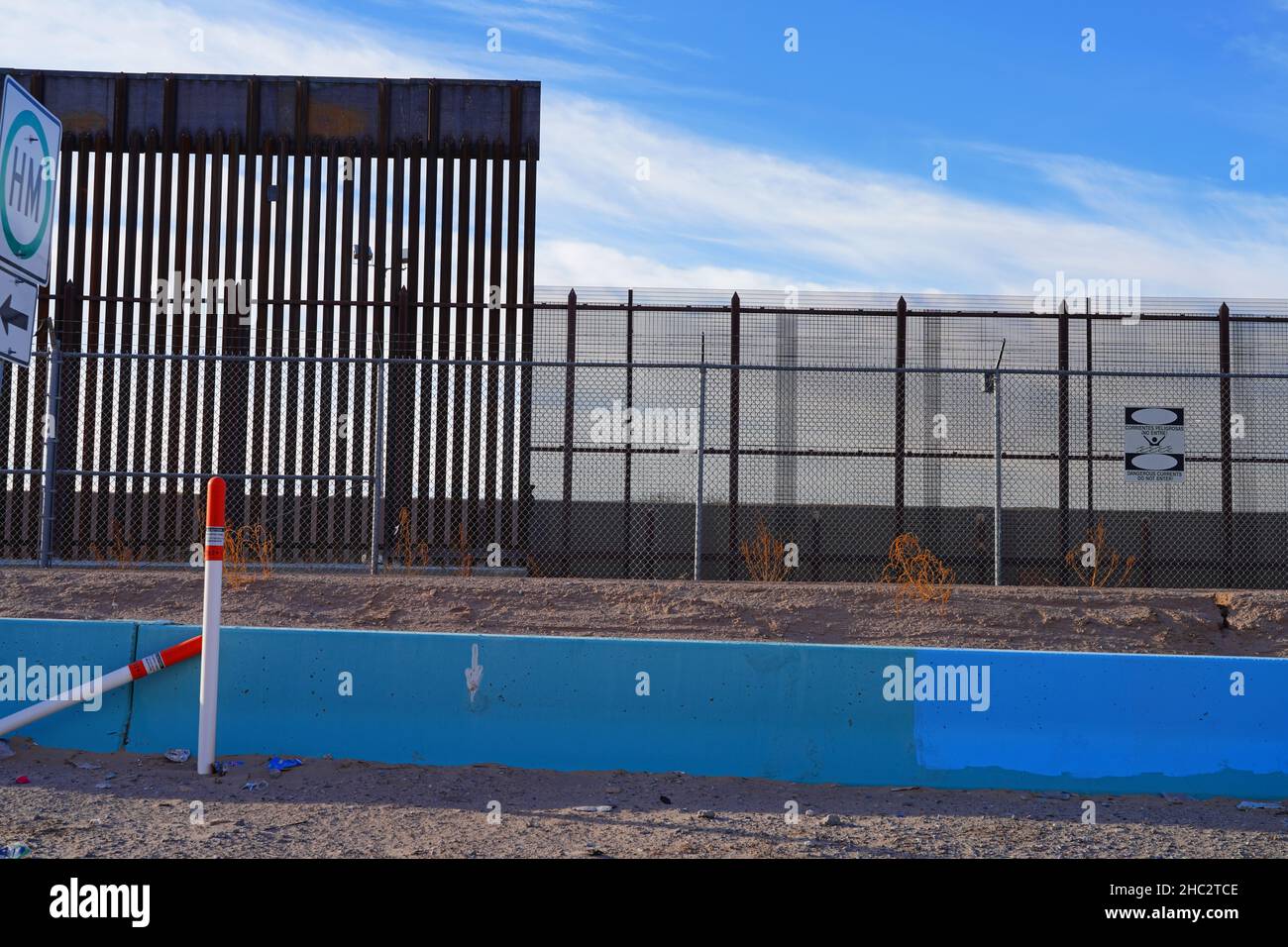 EL PASO, TX -15 DEC 2021- Vista del muro al confine meridionale tra gli Stati Uniti e il Messico a El Paso, Texas, con Ciudad Juarez, Messico. Foto Stock