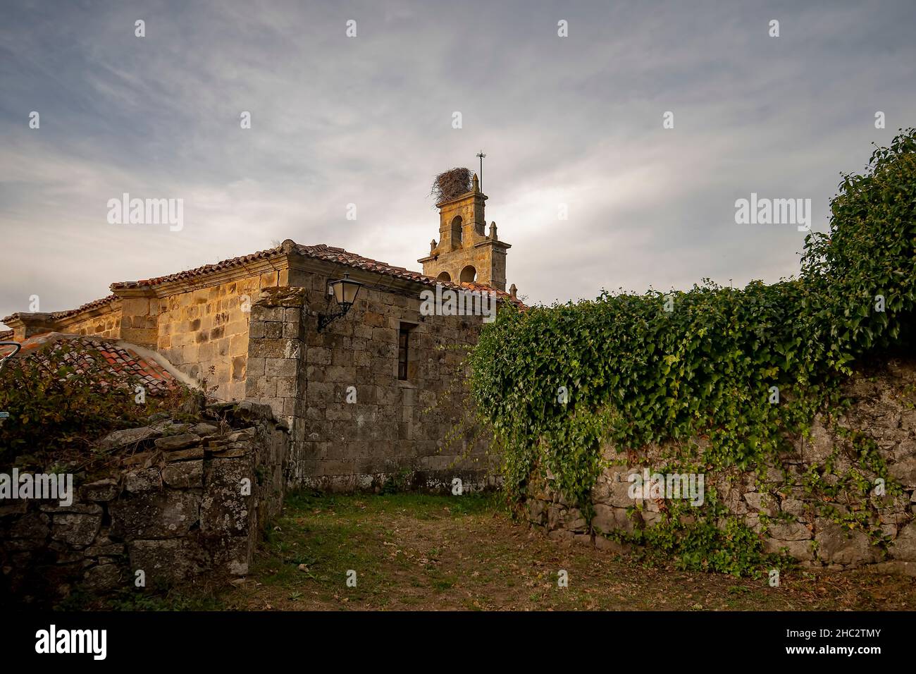 Chiesa romanica di Santa Maria la Mayor de Quintana. Foto Stock