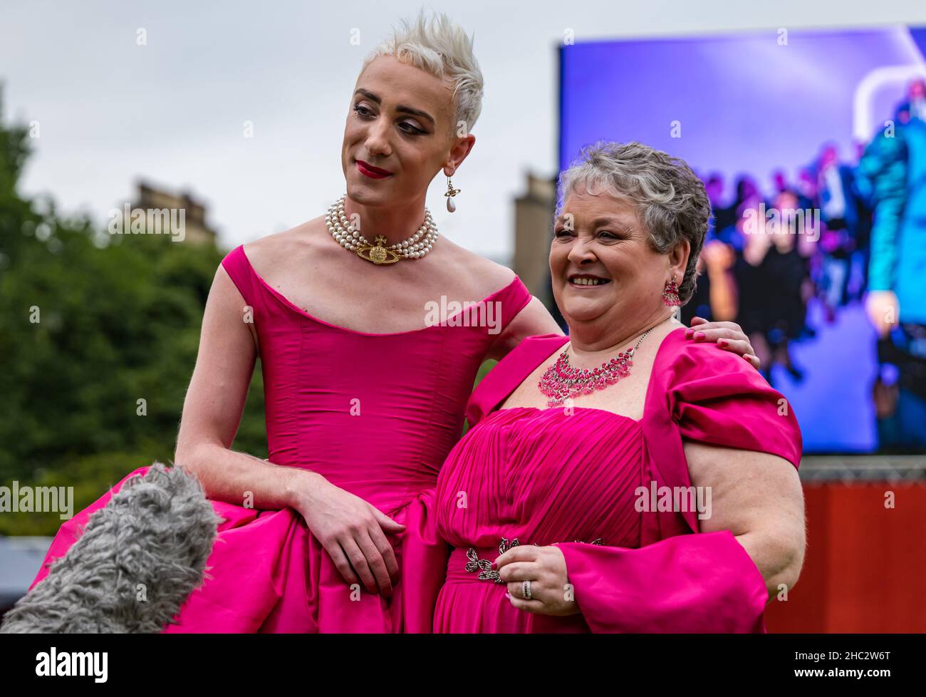 Jamie Campbell, artista drag, e madre all'evento di proiezione all'aperto del Festival Internazionale del Film di Edimburgo, Scozia, Regno Unito Foto Stock